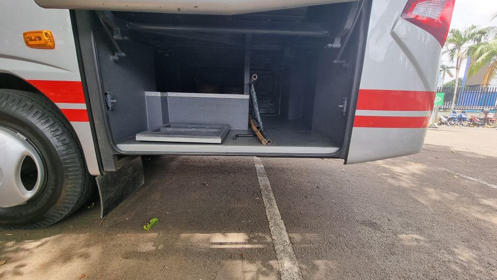 ジャカルタ車チャーター（27人乗りバス） 4