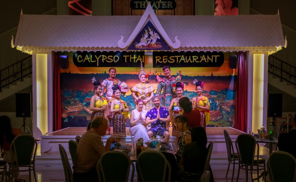 カリプソ / ニューハーフショー + タイ古典舞踊 + 夕食(タイ料理セット) 付きチケット 3