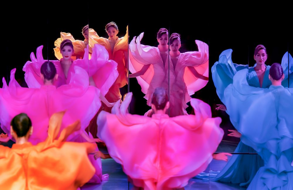 カリプソ / ニューハーフショー + タイ古典舞踊 + 夕食(タイ料理セット) 付きチケット 4