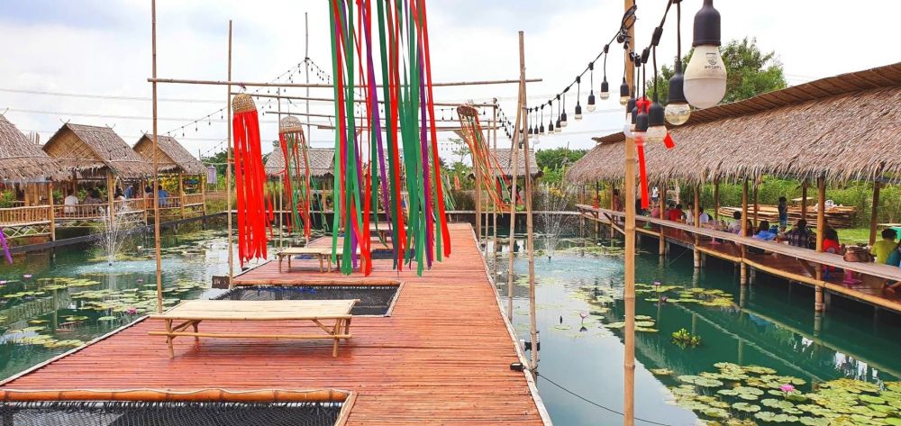 昼食レストラン