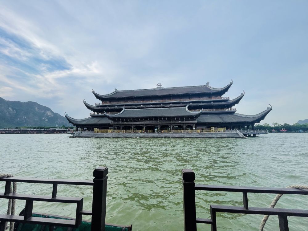【ハノイ発】国内最大級の寺院と旧市街散策　タムチュック＆ホアルー 4