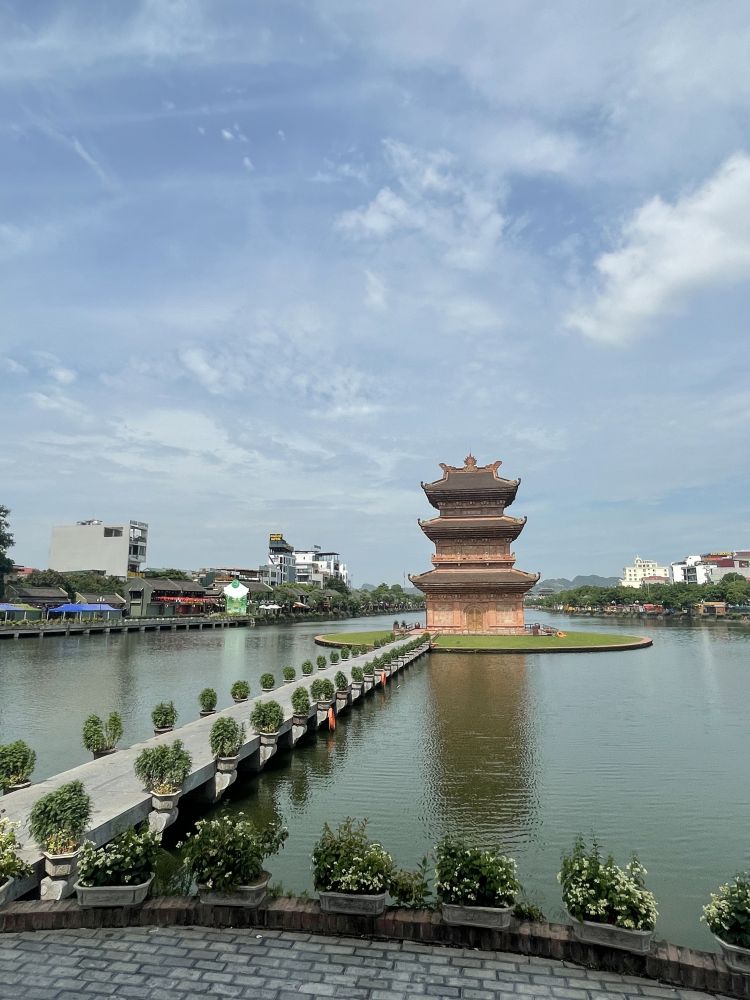 【ハノイ発】国内最大級の寺院と旧市街散策　タムチュック＆ホアルー 8