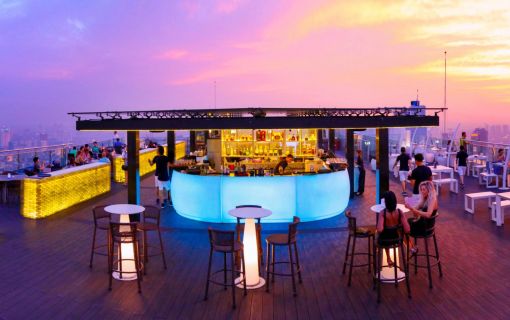 ホテル屋上のバー