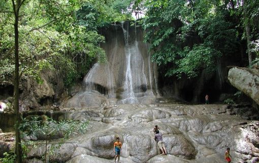 【バンコク発】昼食付き！タイで温泉！？ヒンダー温泉とサイヨーク滝めぐり