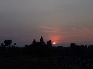 朝日とアンコールワットのシルエット