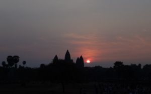 朝日とアンコールワットのシルエット