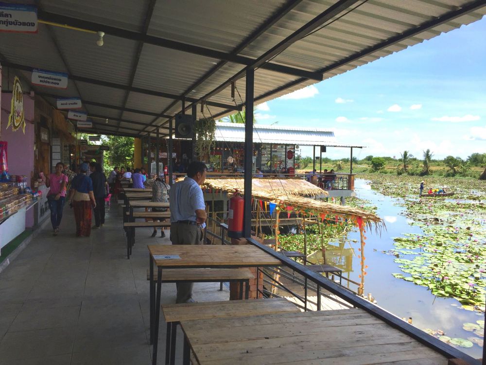 赤蓮の水上マーケット