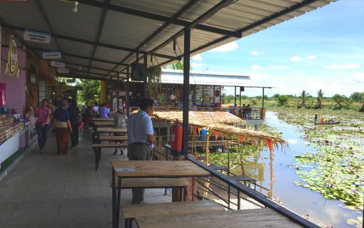 赤蓮の水上マーケット