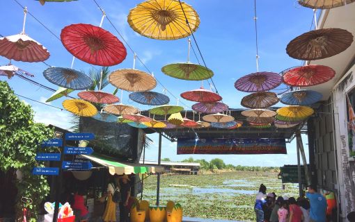 赤蓮の水上マーケット
