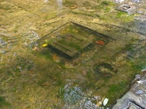 川底にある彫刻