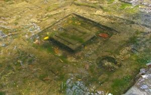 川底にある彫刻