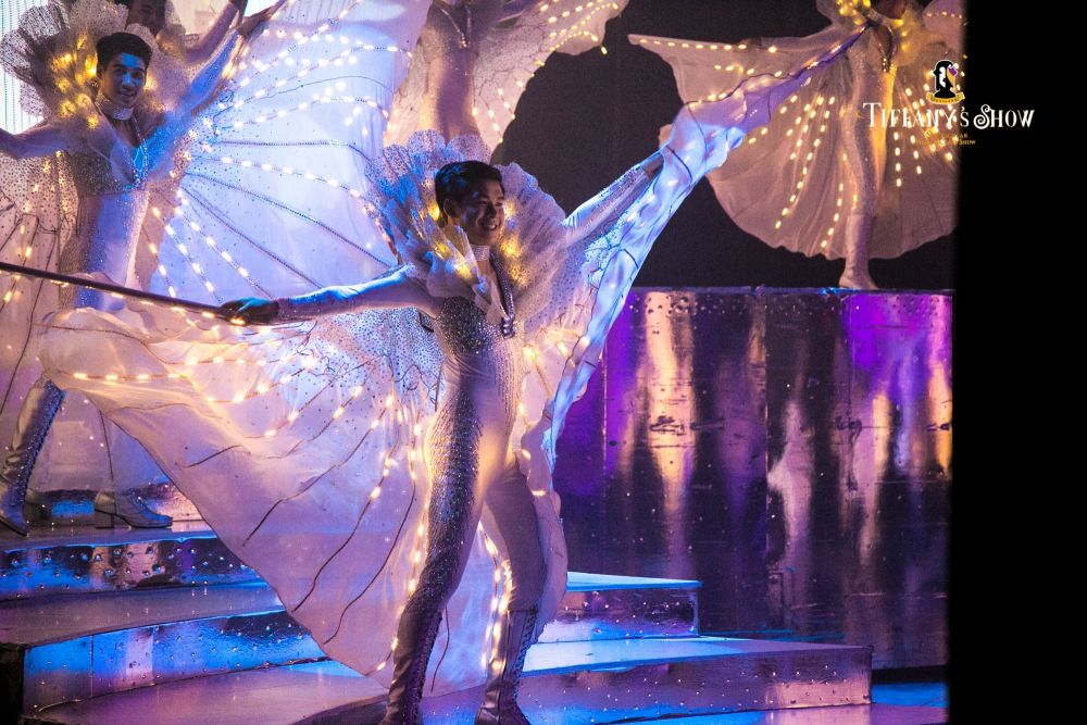 パタヤ：ティファニーズ　 (ニューハーフショー) 11