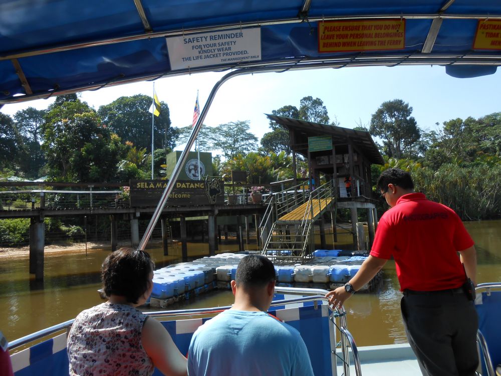 オランウータン保護センターへ渡るボート