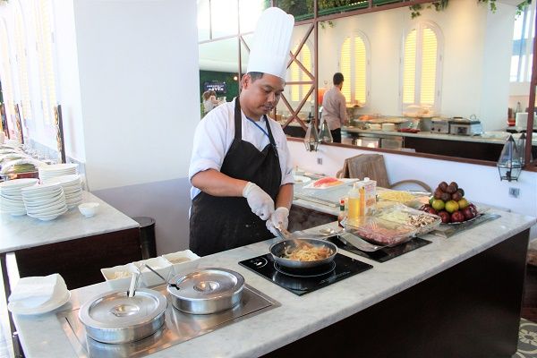 ライブクッキングもあり熱々の料理も！