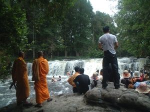 クーレン山 水遊びするカンボジアの人々