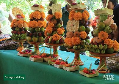 バリ島の神様へのお供え物作り。