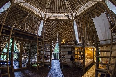 宿泊施設はバンブー建築の建物。
