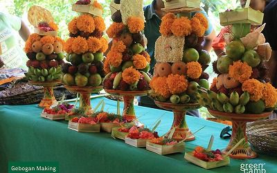 バリ島の神様へのお供え物作り。