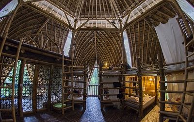 宿泊施設はバンブー建築の建物。
