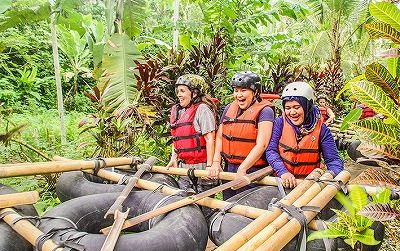 作ったいかだで実際に川に出てみよう！