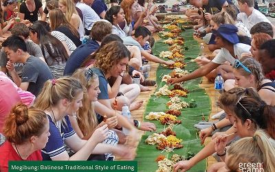 バリ島に伝統的料理を学ぶ。
