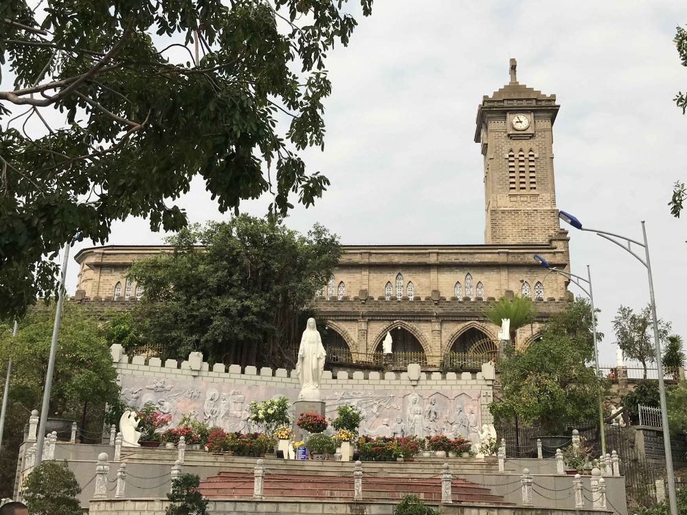 ニャチャン大聖堂ーステンドグラスが美しい丘の上のフランス様式の教会