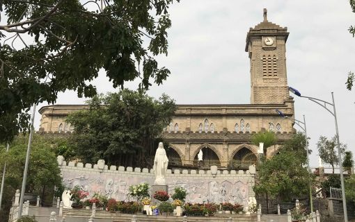 ニャチャン大聖堂ーステンドグラスが美しい丘の上のフランス様式の教会