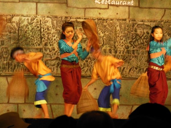 1日充実!アンコール3大遺跡 アンコールワット・アンコールトム・タプロム1日観光(バケン山夕日、 昼食&伝統舞踊ディナーショー付き) 9